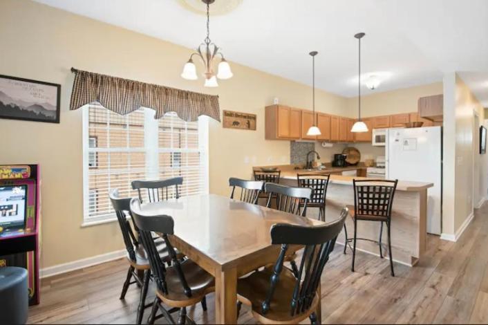 פיג'ן פורג' Bandit'S Riverfront Retreat - Mountain View- Condo-Fishing-Balcony-Fireplace-Great Location! מראה חיצוני תמונה