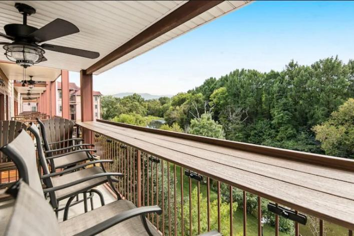 פיג'ן פורג' Bandit'S Riverfront Retreat - Mountain View- Condo-Fishing-Balcony-Fireplace-Great Location! מראה חיצוני תמונה