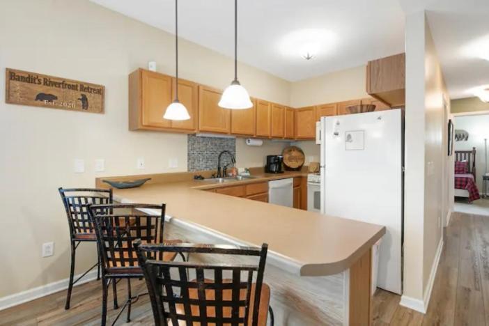 פיג'ן פורג' Bandit'S Riverfront Retreat - Mountain View- Condo-Fishing-Balcony-Fireplace-Great Location! מראה חיצוני תמונה