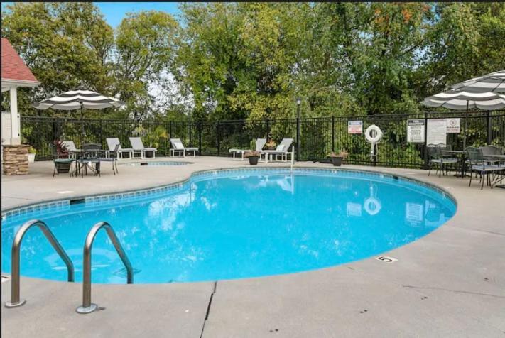 פיג'ן פורג' Bandit'S Riverfront Retreat - Mountain View- Condo-Fishing-Balcony-Fireplace-Great Location! מראה חיצוני תמונה