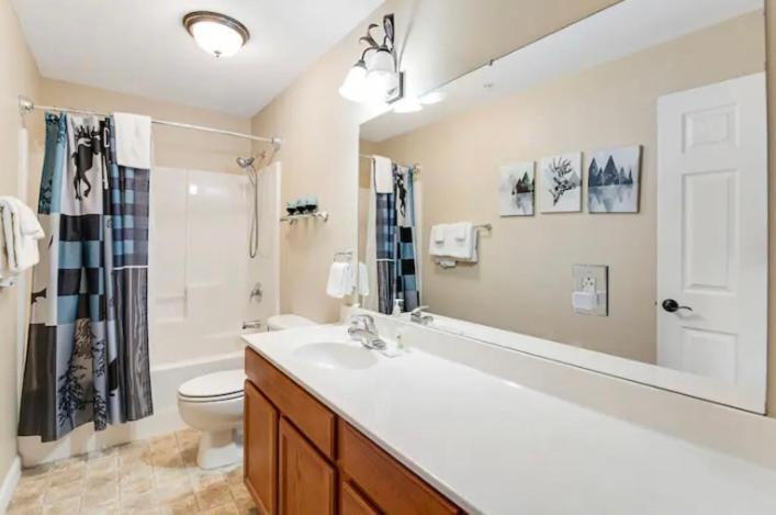 פיג'ן פורג' Bandit'S Riverfront Retreat - Mountain View- Condo-Fishing-Balcony-Fireplace-Great Location! מראה חיצוני תמונה