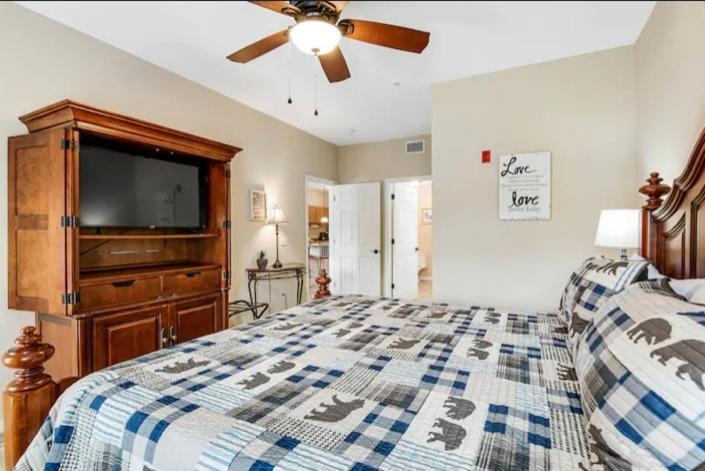 פיג'ן פורג' Bandit'S Riverfront Retreat - Mountain View- Condo-Fishing-Balcony-Fireplace-Great Location! מראה חיצוני תמונה