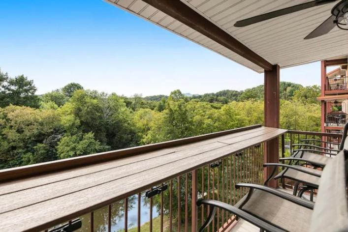 פיג'ן פורג' Bandit'S Riverfront Retreat - Mountain View- Condo-Fishing-Balcony-Fireplace-Great Location! מראה חיצוני תמונה